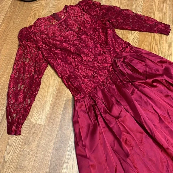 Vintage unbranded luxurious red satin and lace long sleeve maxi gown. Size 18W. - Picture 4 of 17